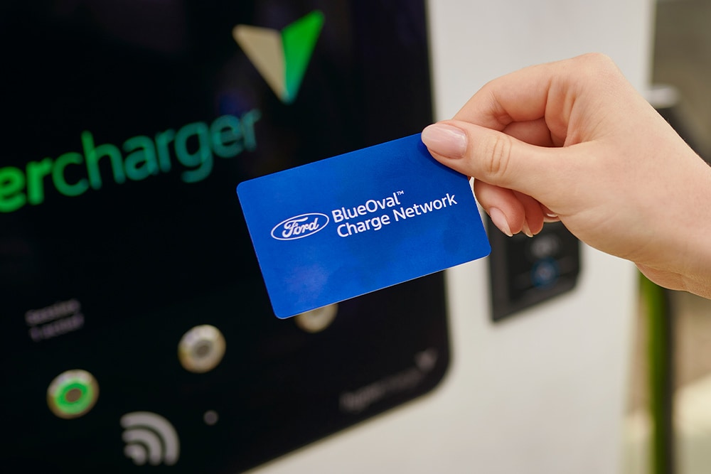 Un card BlueOval™ Charge Network (RFID) utilizat la o stație publică de încărcare pentru vehicule electrice pentru o plată ușoară.