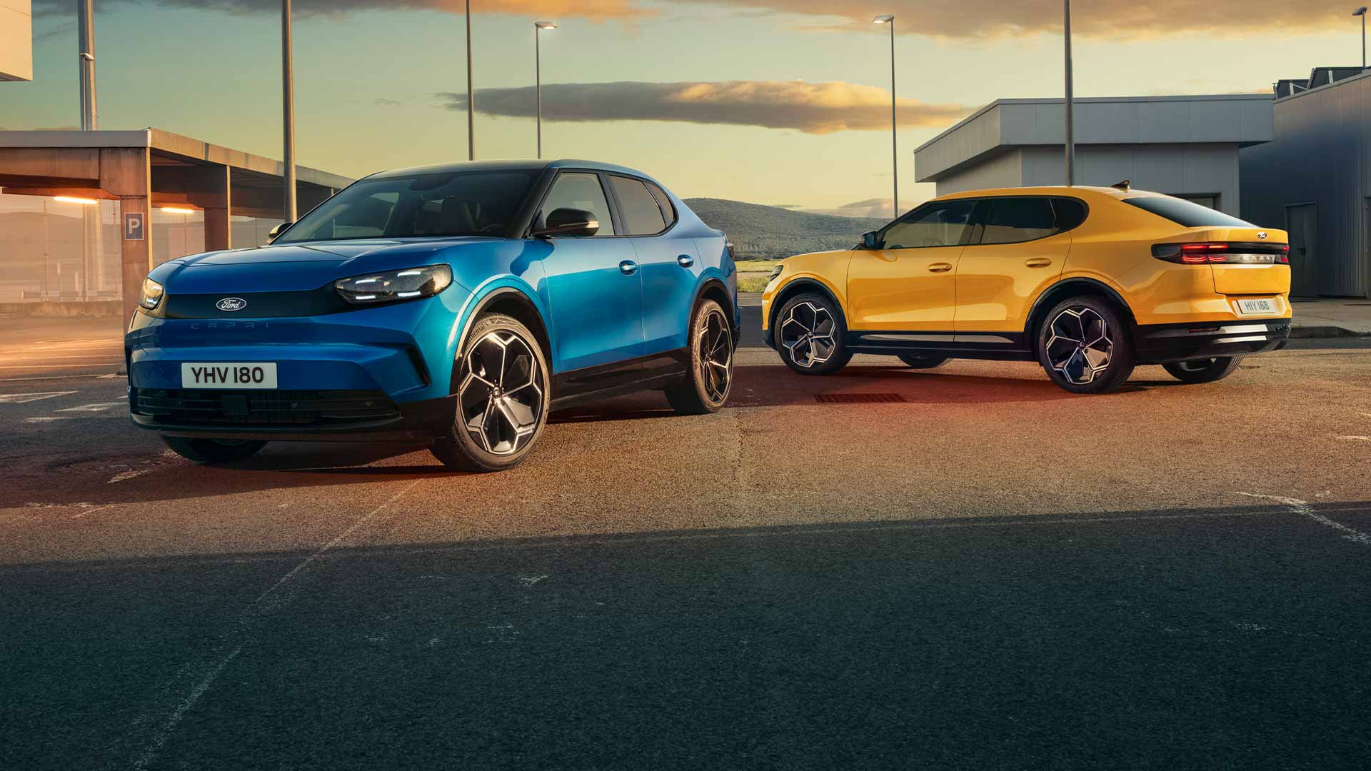 Un Ford Capri® electric albastru și unul galben parcate împreună pe o stradă.