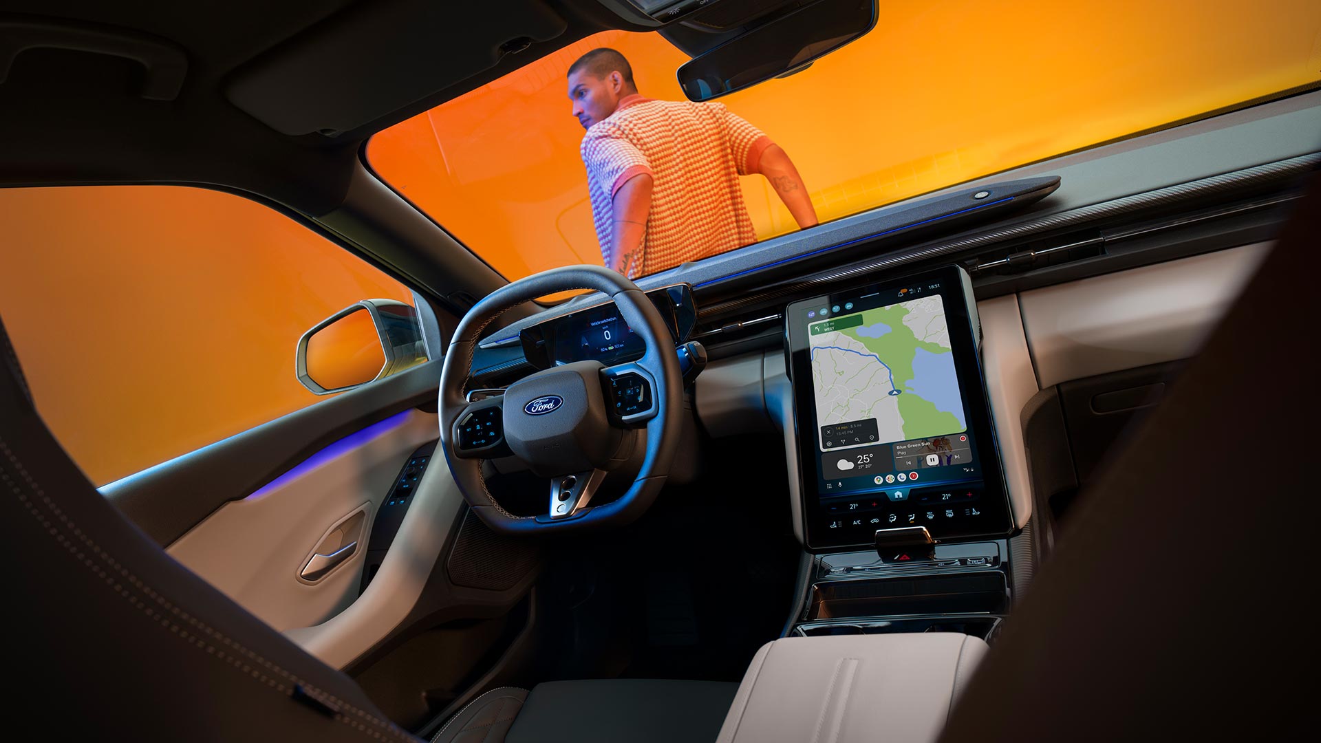 Noul interior al Ford Capri® electric, cu ecran tactil mare și sistem de navigație prin satelit conectat la Cloud.