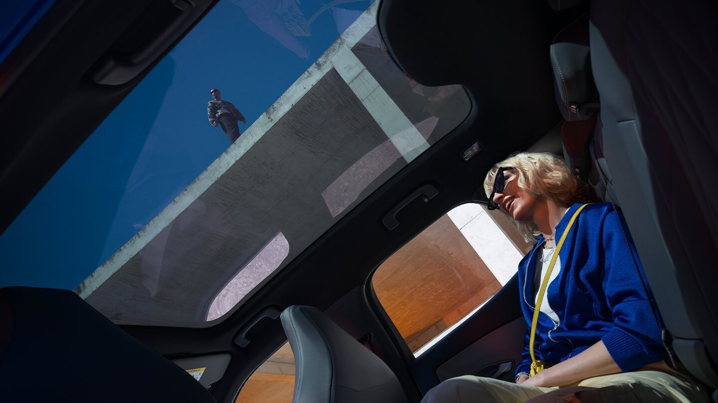 Persoana care stă în interiorul noului Ford Capri® se bucură de plafonul panoramic din sticlă.