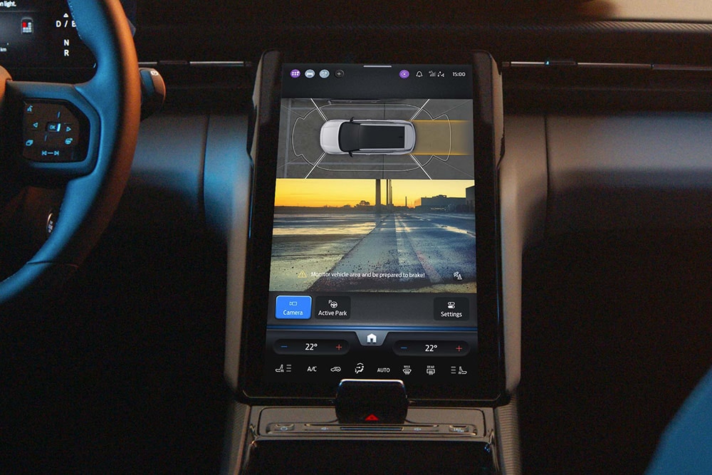 Prim-plan al ecranului tactil al noului Ford Capri® folosind camere de 360° și tehnologie de asistență la parcare.