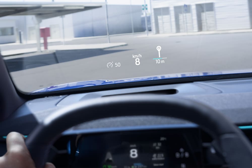 Prim-plan al ecranului head-up al Ford Capri® electric care prezintă detalii cheie de conducere.
