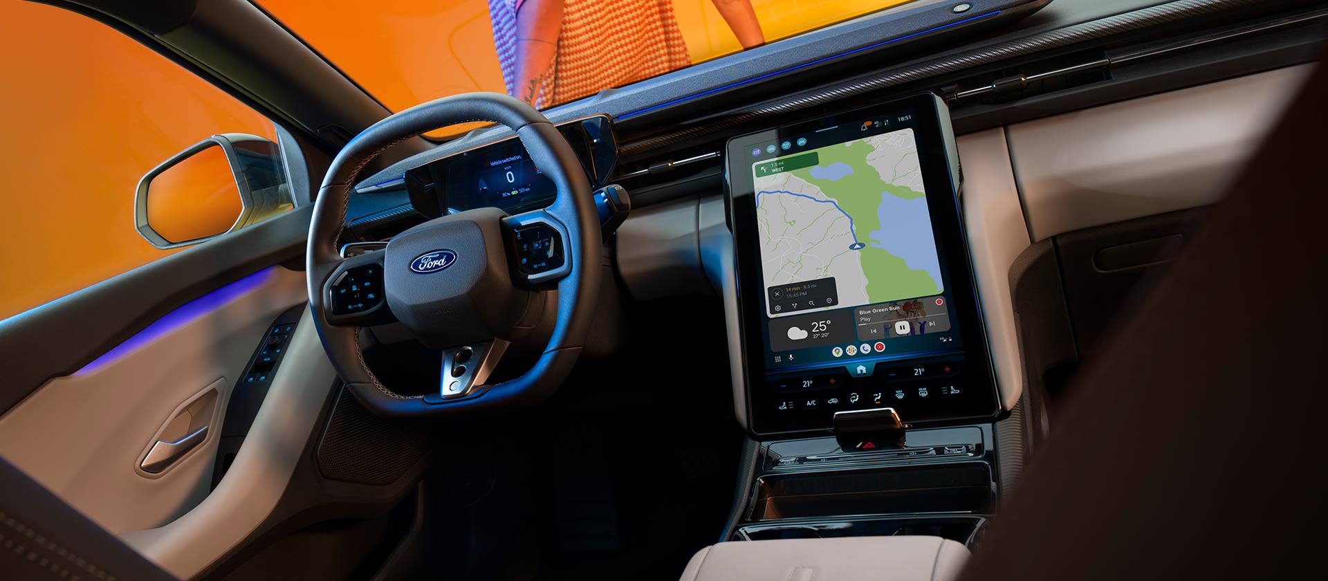 Interiorul noului Ford Capri® , ecran tactil mare și sistem de navigație prin satelit conectat la Cloud.